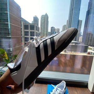 Adidas Sambas, Women’s size 8, ( 39 EU, men’s 6.5 )      NEW with tags, in box.